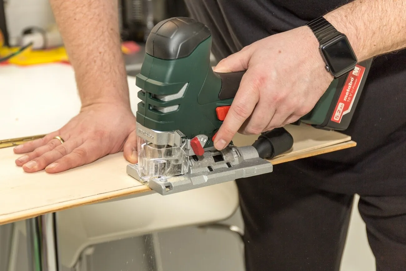 Die Metabo Stichsäge wird an einer Multiplexplatte getestet.